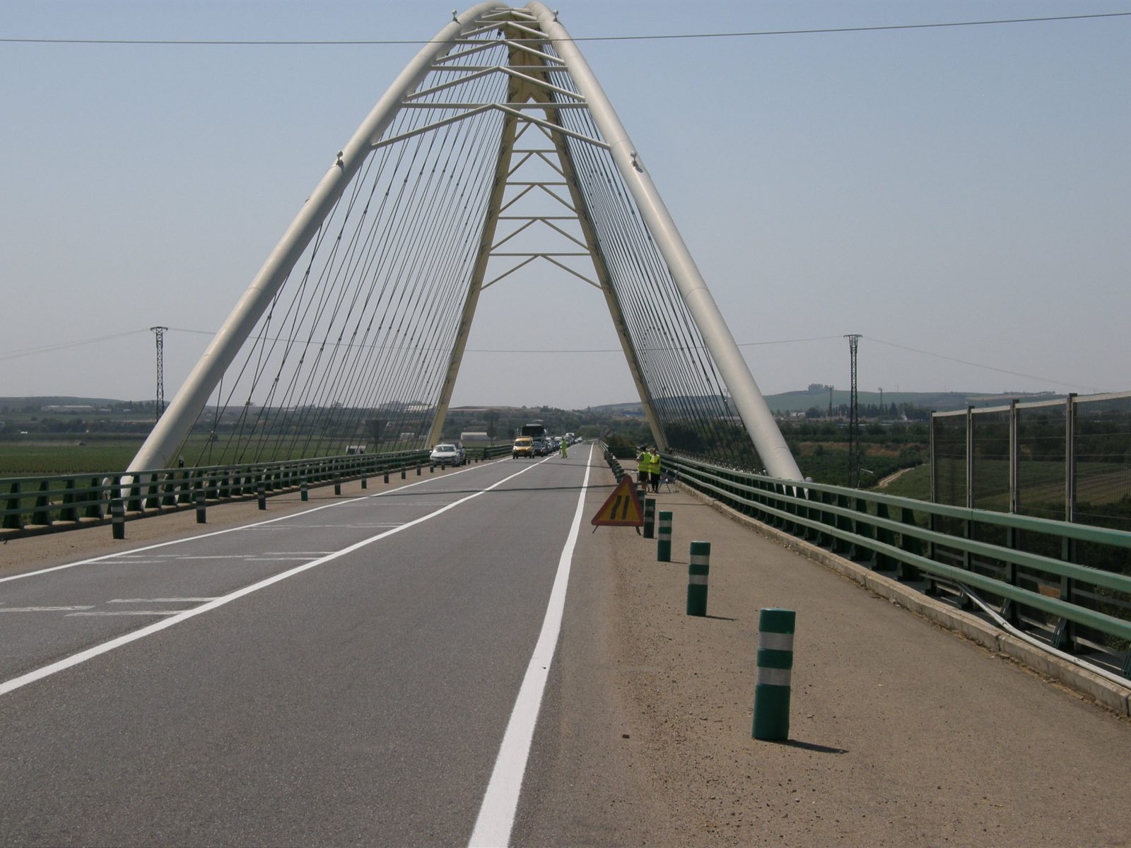 Vista frontal del arco blanco del puente sobre la calzada